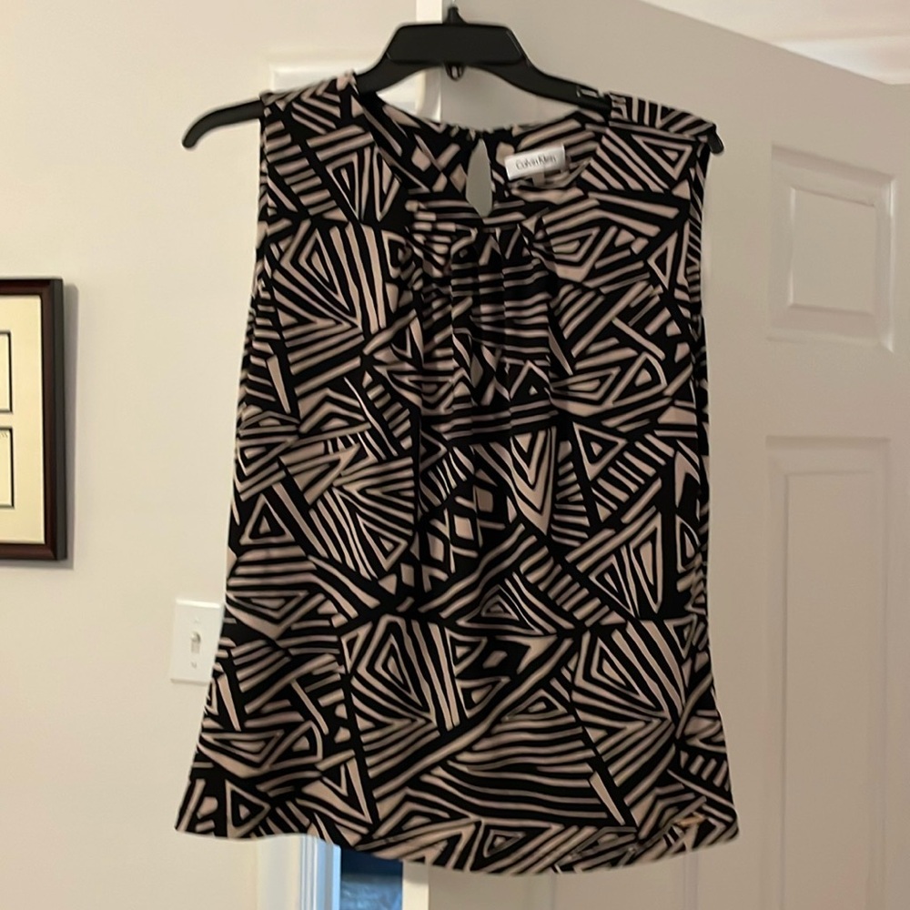 Calvin Klein L knit Sleeveless blouse. - Picture 2 of 2